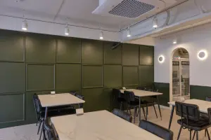 HAOPING, 올리브그린 그리드 월이 인상적인 다이닝 공간